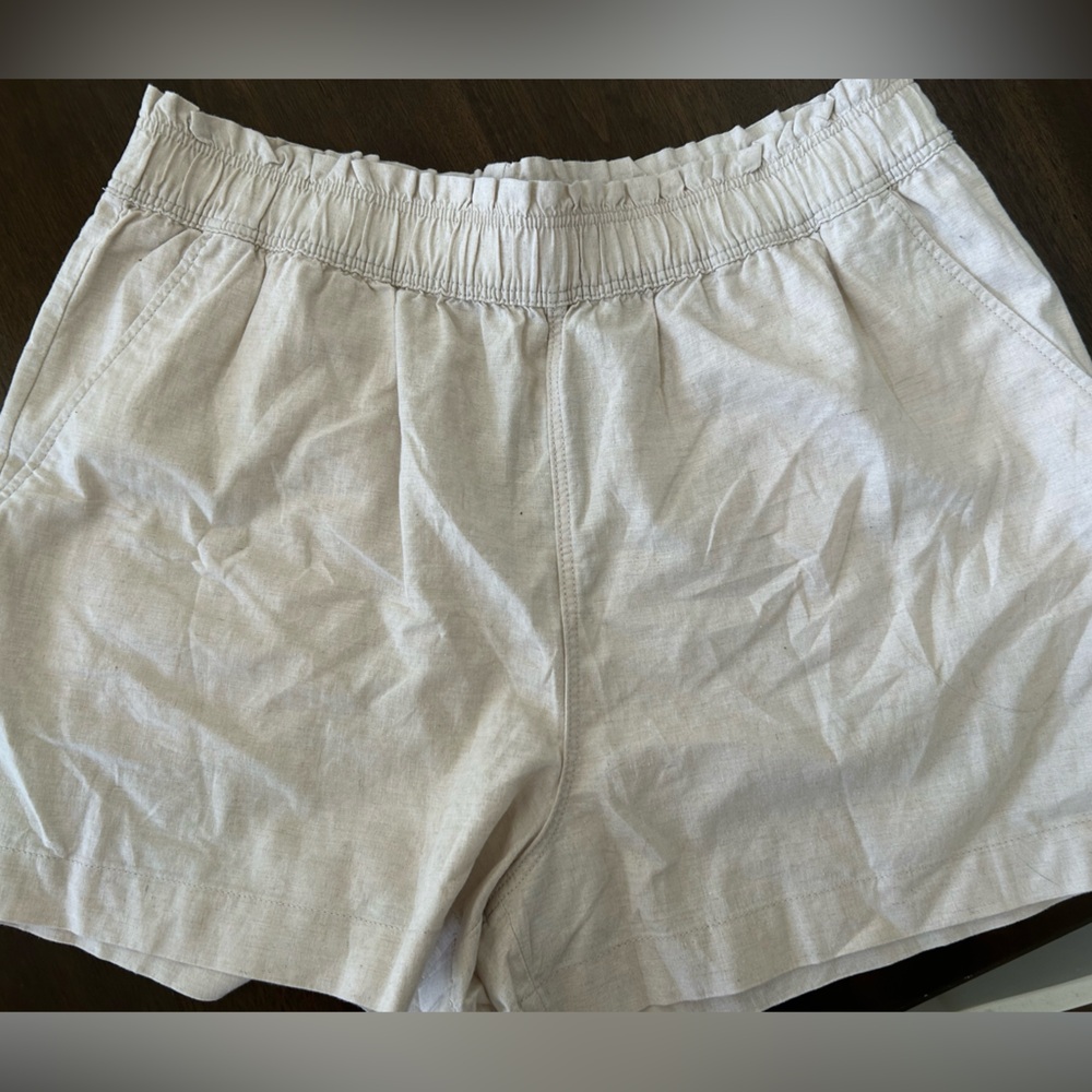 Beige linen shorts with pockets